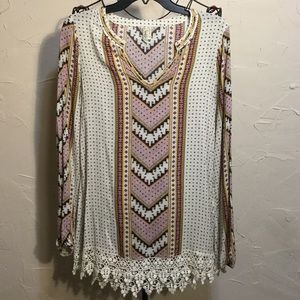 GIMMICKS by BKE Beaded Geo Print with Lace Top